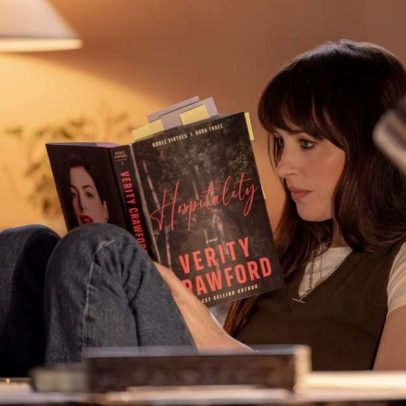 Anne Hathaway aterroriza Dakota Johnson no trailer de suspense de Colleen Hoover