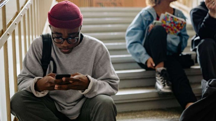 Entenda por que a Geração Z está cada vez mais preocupada com a IA e como isso impacta expectativas, carreira e saúde mental