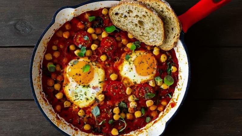 Ovos cozidos com molho de tomate e grão-de-bico