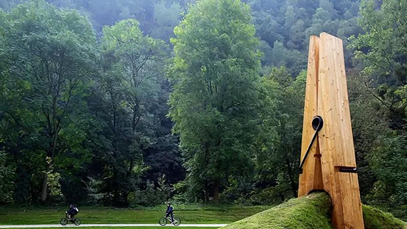 Estátuas com formatos inusitados atraem turistas ao redor do mundo