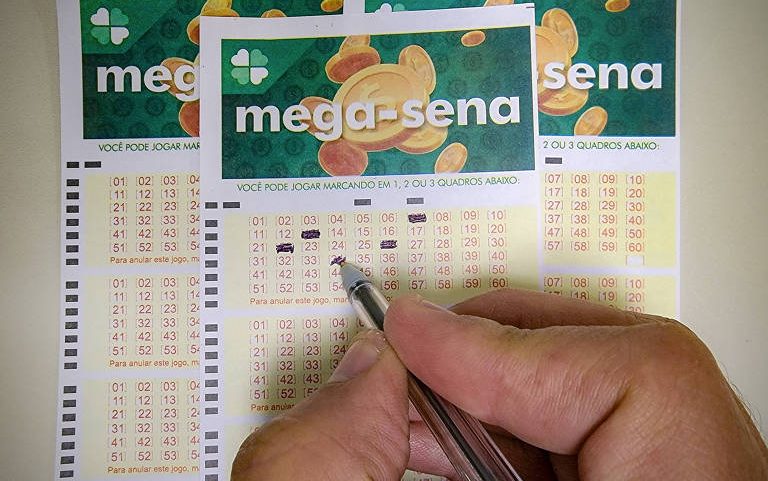 Volantes da Mega-Sena sendo preenchidos para apostas em casas lotéricas; concurso 3001 vai pagar R$ 115 milhões nesta terça (28)