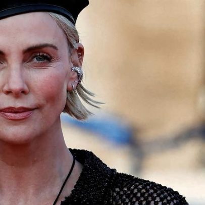 Charlize Theron relembra a morte do pai, causada pela mãe em legítima defesa