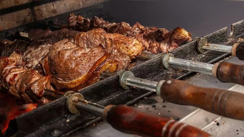 Como fazer um bom churrasco: 6 dicas para melhorar o preparo