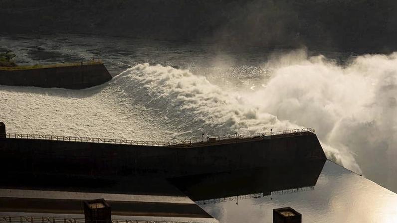 Comportas de um vertedouro de Itaipu Binacional, a segunda maior hidroelétrica do mundo; a usina da Atome utilizará energia hidrelétrica da barragem na fronteira do Paraguai com o Brasil