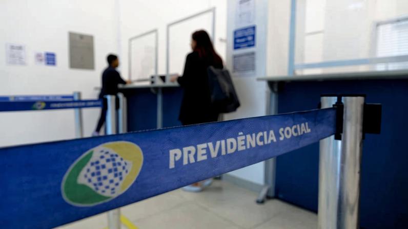 Fila de aposentadoria do INSS chegou a 3 milhões e levou à demissão do presidente do órgão
