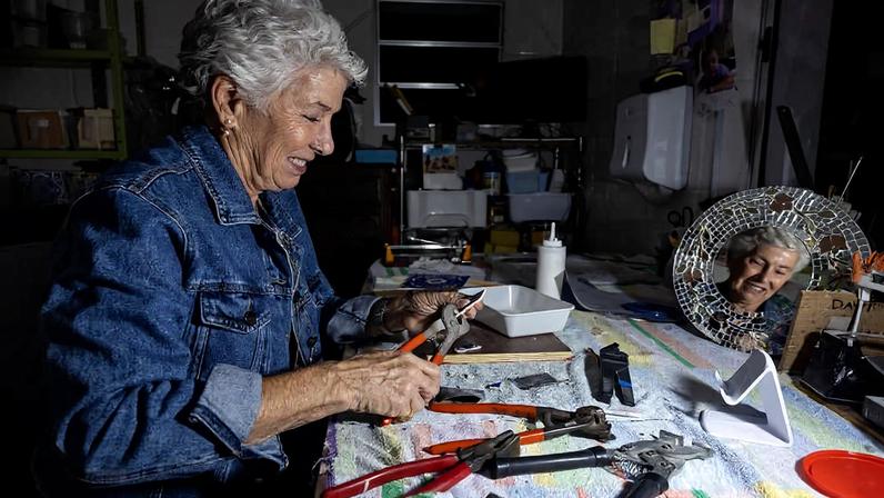 Elide Elisa Rodrigues Luccas, 72, trabalha no ateliê de sua casa no Butantã, zona oeste de São Paulo - Mathilde Missioneiro - 26.out.2023/Folhapress