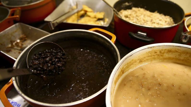 Comida servida em restaurante em Brasília.