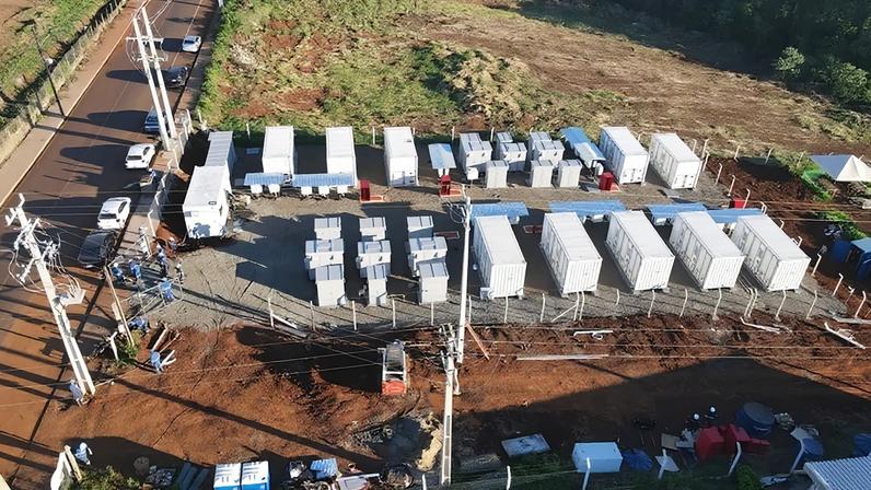 Sistema de baterias em Coronel Vivida (PR) permite armazenar energia e reforçar a rede nos horários de maior consumo (Divulgação)
