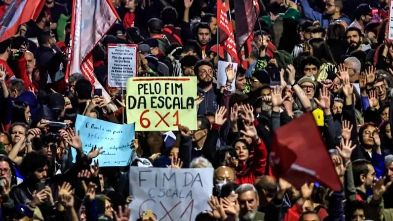 Manifestantes protestam contra a escala 6x1 a avenida Paulista em julho de 2025