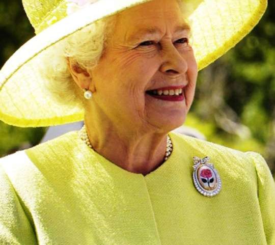 Elizabeth II completaria 100 anos em 21 de abril de 2026, data que marca um século de seu nascimento. A monarca entrou para a história como a mais longeva e a de reinado mais extenso do Reino Unido. Sua trajetória atravessou décadas de transformações políticas e sociais, consolidando seu papel como figura central da monarquia. Elizabeth II morreu numa quinta-feira, dia 08/09/2022, aos 96 anos. A informação na época foi divulgada na conta oficial da Família Real no Twitter (hoje X).