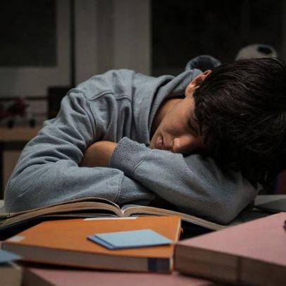Jet lag social: entenda os impactos de dormir tarde e acordar cedo