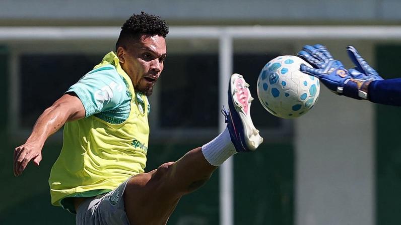 Paulinho durante treino do Palmeiras na Academia de Futebol — Foto: Cesar Greco