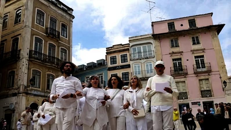 Singing from a different hymn sheet … choral procession for peace in downtown Coimbra, conceived by Vasco Araújo, April 2026.