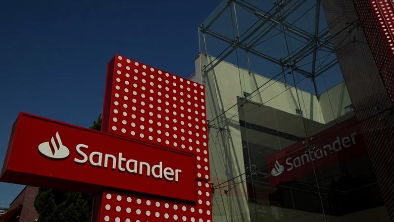 Fachada de agência do Santander