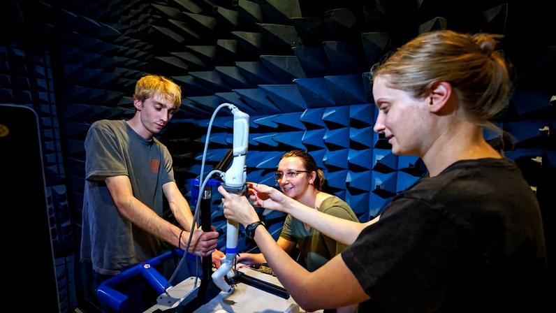 Estudantes de engenharia da Universidade Nebraska Lincoln testam braço robótico projetado para realizar cirurgias