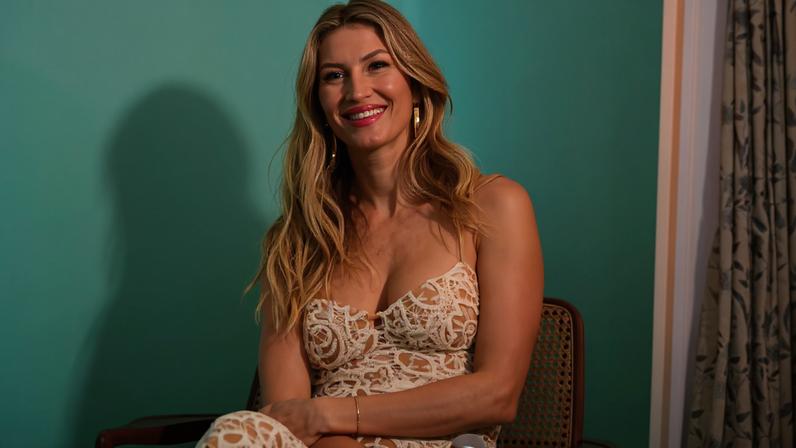 Gisele Bündchen no Copacabana Palace (RJ) para lançamento do livro 'Nutrir: Receitas Simples para o Corpo e a Alma'