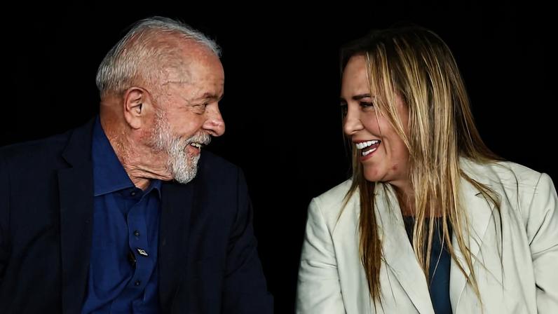 Presidente Luiz Inácio Lula da Silva (PT) e Celina Leão, na época vice-governadora do Distrito Federal, conversam durante evento em Brasília