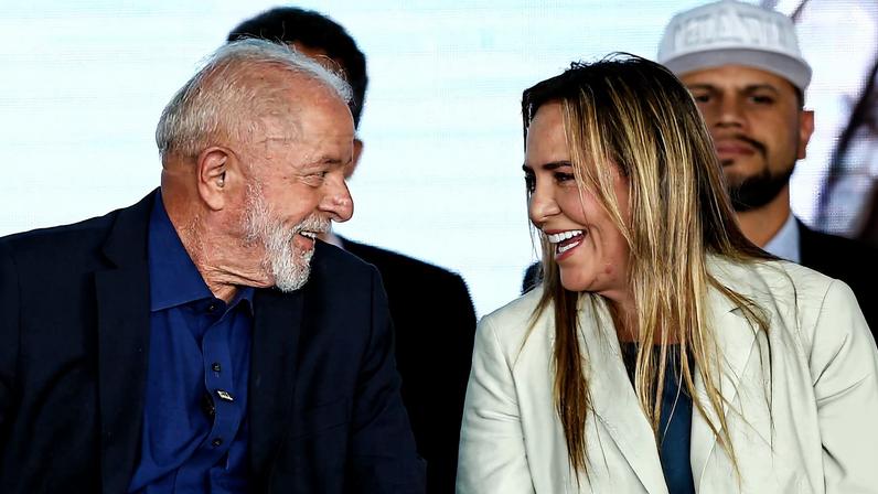 Presidente Luiz Inácio Lula da Silva (PT) e Celina Leão, na época vice-governadora do Distrito Federal, conversam durante evento em Brasília