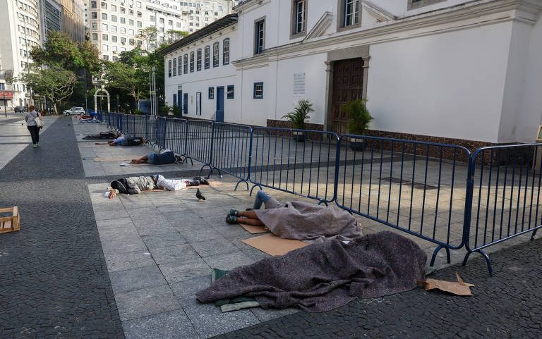 Pessoas dormem em calçada no centro de São Paulo