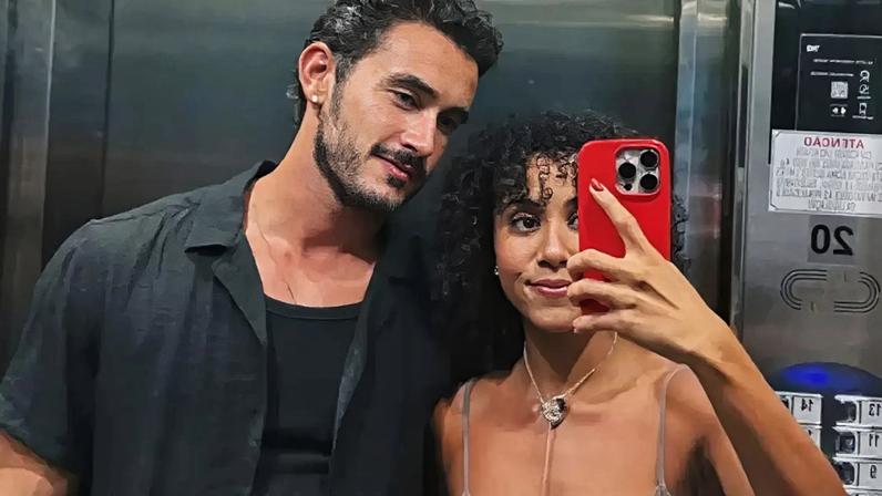 Filipe Bragança e Ramille confirmaram romance nos bastidores de Coração Acelerado! Relembre outros casais famosos que se apaixonaram durante as gravações.