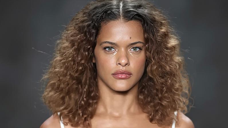 Thainá Duarte no desfile de Angela Brito