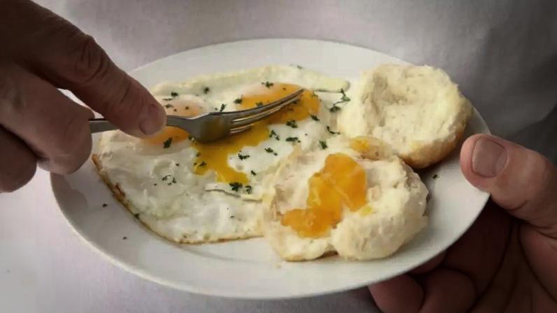 Ovos cozidos e mexidos têm proteínas semelhantes, mas calorias diferentes