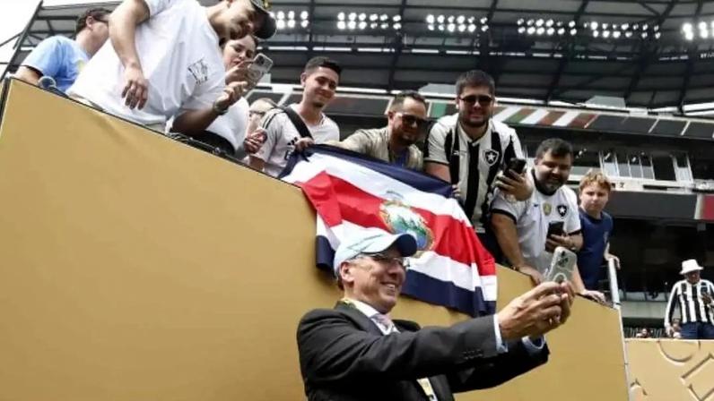 Textor tenta se disfarçar enquanto acompanha o Botafogo –