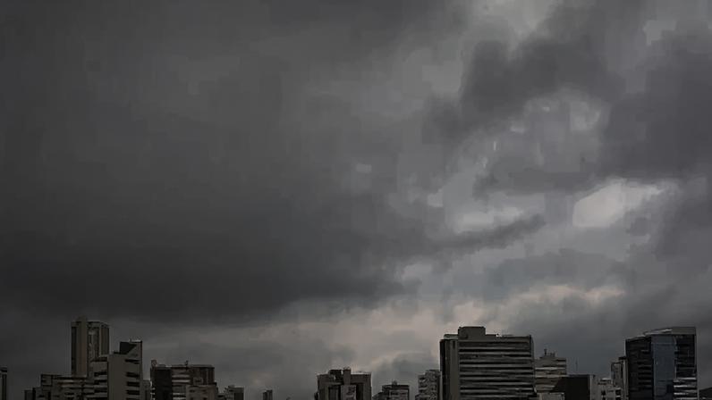 Tempo nublado no Recife.
