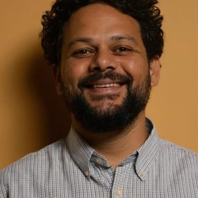 Marcos Almeida mistura indie, brega e calypso em Vai Ser Criança