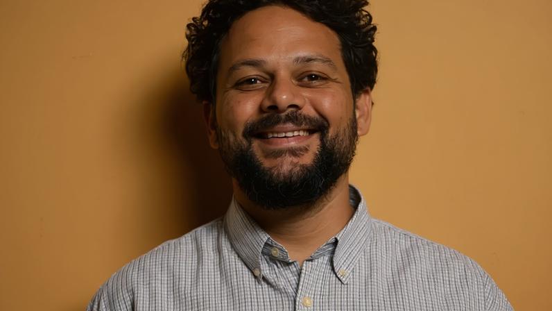 Marcos Almeida mistura indie, brega e calypso em Vai Ser Criança