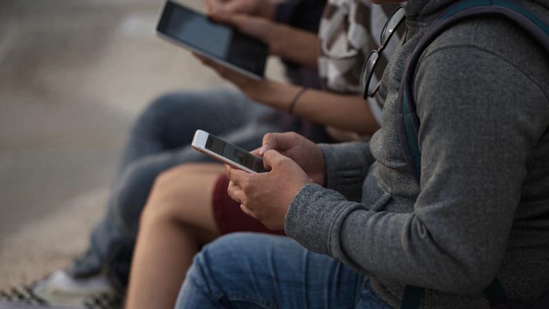 72% dos adolescentes brasileiros passam entre duas e seis horas por dia em frente às telas — Foto: Freepik