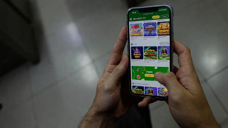 Pessoa jogando jogos de azar em sites de apostas e bets.