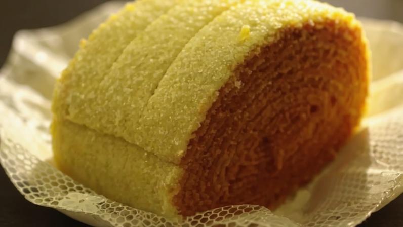 O bolo de rolo é um doce tradicional de Pernambuco e símbolo da culinária do Nordeste. Surgiu no século XIX com forte influência da doçaria portuguesa e se destaca pelas finas camadas de massa enroladas com recheio doce.