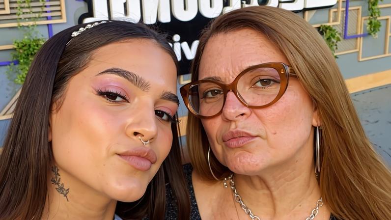 A atriz Mel Maia (esq.) com a mãe, Debora Maia