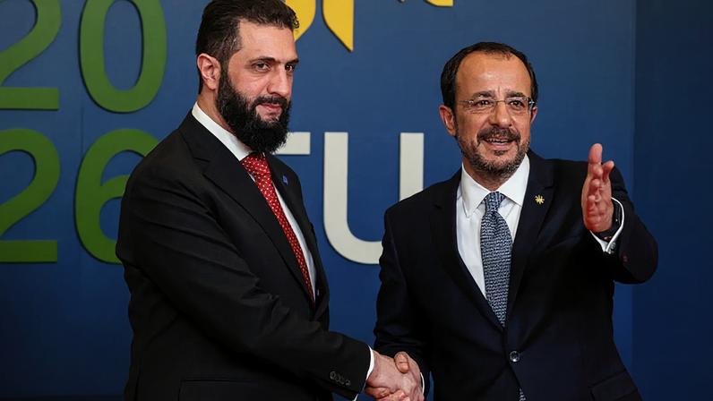O presidente do Chipre, Nikos Christodoulides, recebe o presidente da Síria, Ahmed Al-Sharaa, no dia da cúpula dos líderes da União Europeia e de seus parceiros regionais em Nicósia (Lefkosia), Chipre, em 24 de abril de 2026.