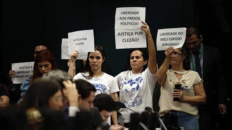 Plenário da Comissão de Constituição e Justiça da Câmara durante discussão de projeto de lei que anistia os presos do 8 de janeiro.