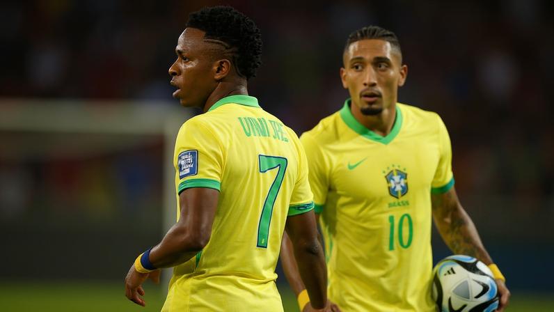 Vinicius Junior e Raphinha durante duelo contra a Venezuela pelas Eliminatórias