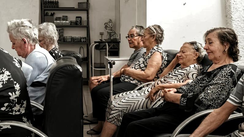 Idosos em casa de repouso, em São Paulo (SP)