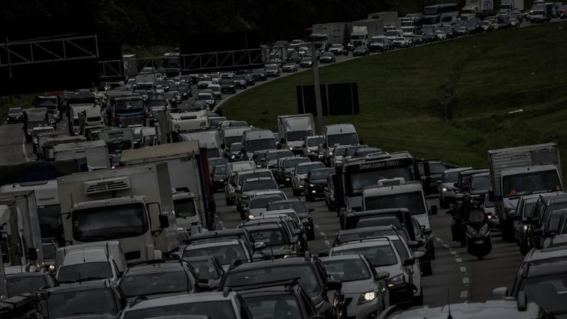 Alto fluxo de trânsito na rodovia dos Bandeirantes, na entrada de São Paulo