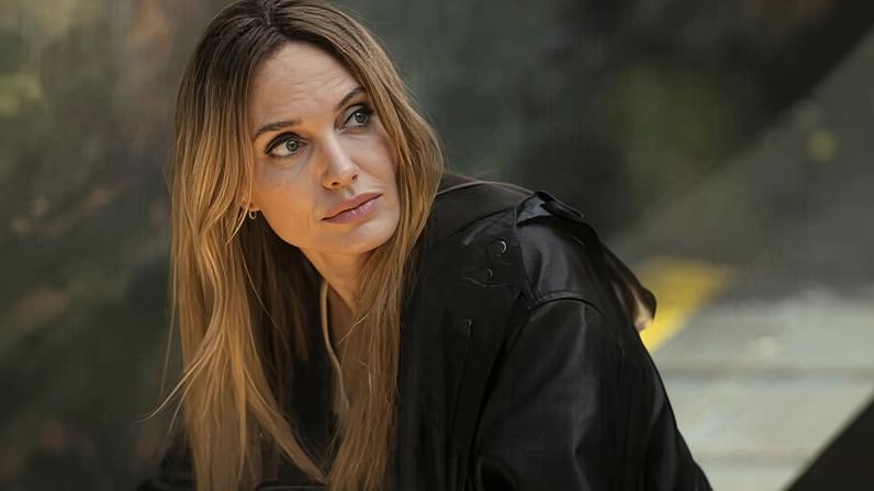 Análise da alta-costura Jolie adiciona profundidade ao drama da moda