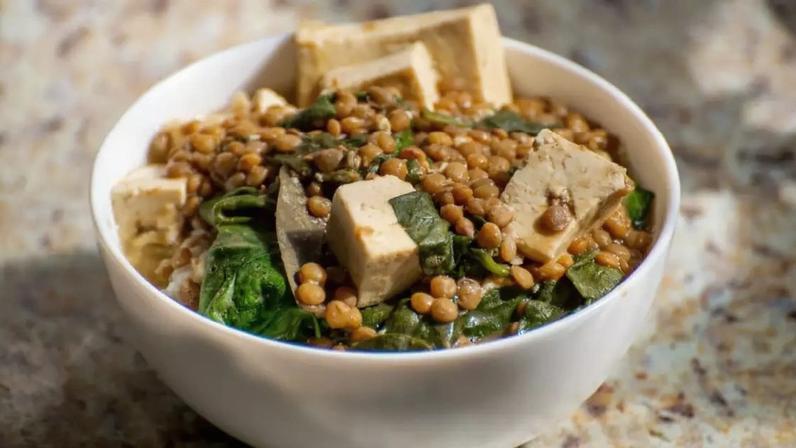 Lentilha refogada com espinafre e tofu