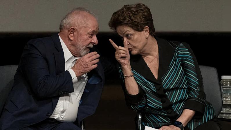 O presidente Lula conversa com a presidente do NDB (New Development Bank), Dilma Rousseff, durante cerimônia de assinatura de contratos no auditório do BNDES, no centro do Rio de Janeiro
