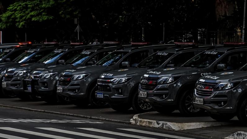 Viaturas usadas pela Polícia Militar enfileiradas na avenida Paulista