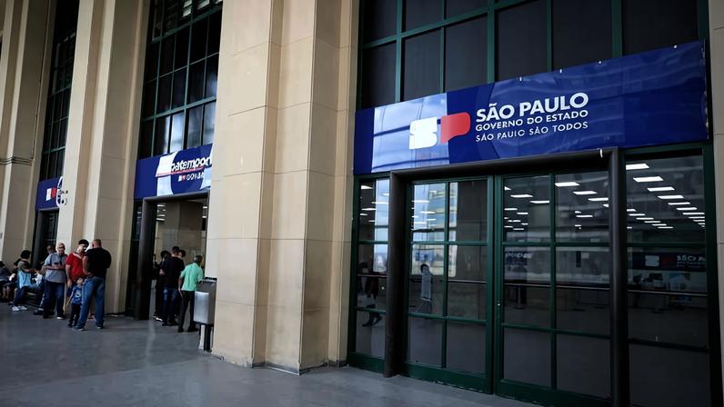 Movimentação no Poupatempo da Praça da Sé, região central de São Paulo