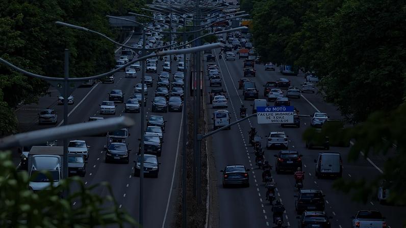 Faixa exclusiva para motos na avenida das Nações Unidas