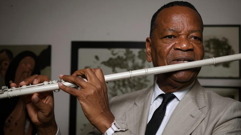 Pixinguinha posa para foto tocando flauta, em 1967