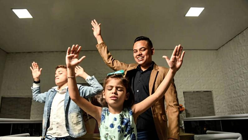 Os irmãos pregadores João Vitor, Esther e Davi Ota, em 2021