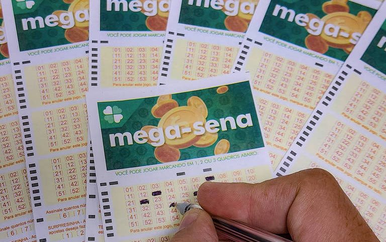Volantes da Mega-Sena sendo preenchidos para apostas em casas lotéricas da Caixa; premiação principal do concurso 2999 é de R$ 69,7 milhões