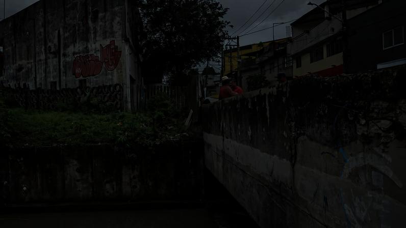 Córrego onde homem foi jogado por policial militar durante abordagem em Cidade Ademar, na zona sul de São Paulo