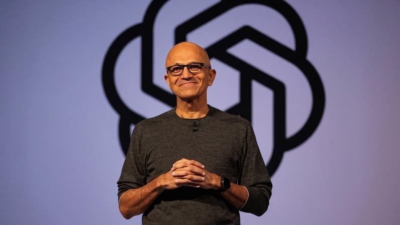 O presidente da Microsoft, Satya Nadella, discursa em frente ao logotipo da OpenAI na conferência Microsoft Build 2025, em Seattle, Washington, EUA